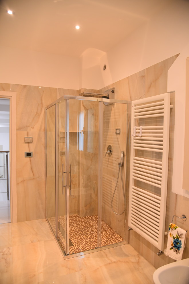 Diseño de cuarto de baño actual de tamaño medio con puertas de armario rojas, aseo y ducha, encimera de acrílico y encimeras beige