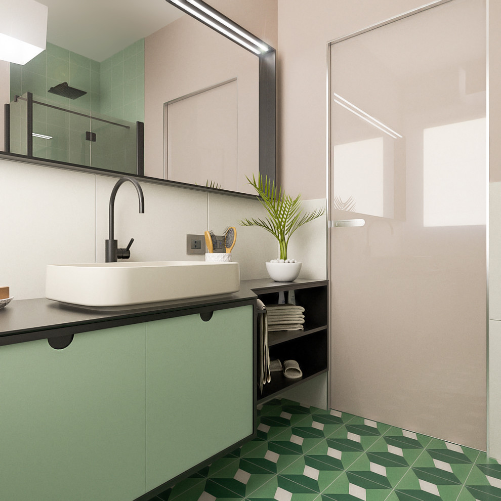 Пример оригинального дизайна: маленькая ванная комната в стиле ретро с плоскими фасадами, зелеными фасадами, душем в нише, раздельным унитазом, бежевой плиткой, бежевыми стенами, полом из цементной плитки, душевой кабиной, настольной раковиной, столешницей из ламината, разноцветным полом, душем с раздвижными дверями и черной столешницей для на участке и в саду