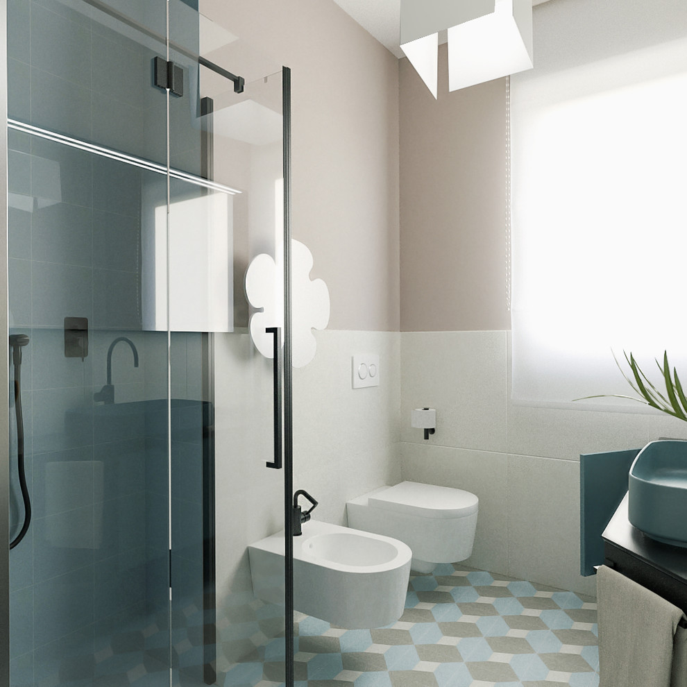 Источник вдохновения для домашнего уюта: маленькая ванная комната в скандинавском стиле с плоскими фасадами, синими фасадами, душем в нише, раздельным унитазом, бежевой плиткой, керамогранитной плиткой, бежевыми стенами, полом из цементной плитки, душевой кабиной, настольной раковиной, столешницей из ламината, разноцветным полом, душем с раздвижными дверями и черной столешницей для на участке и в саду