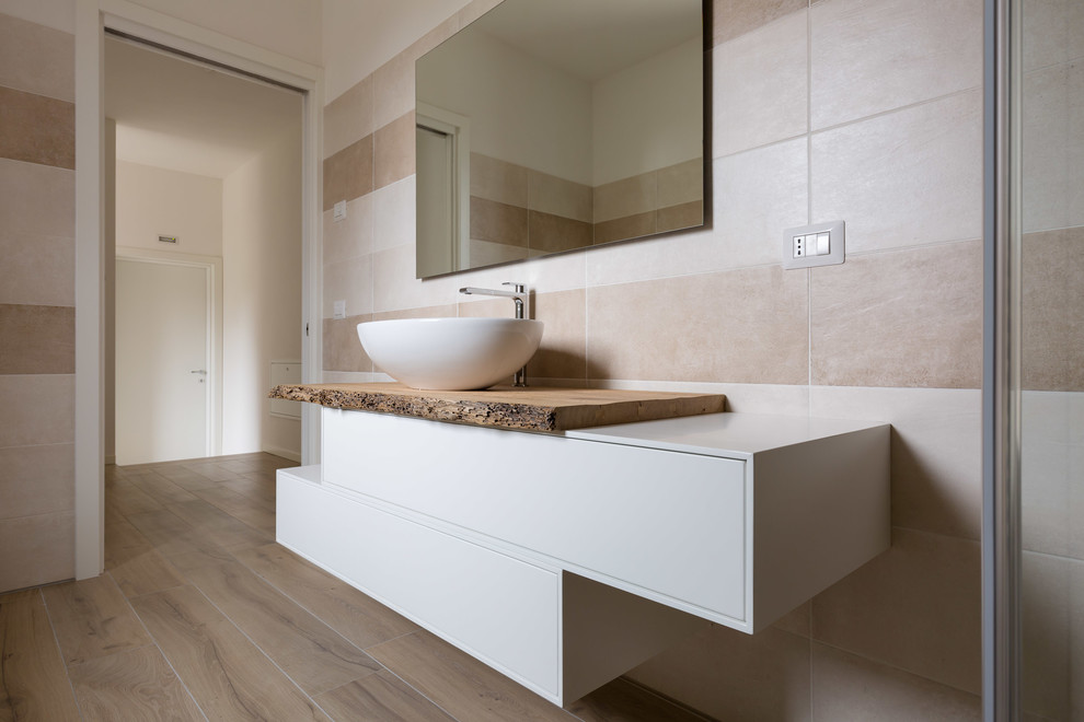 Example of a minimalist bathroom design in Venice