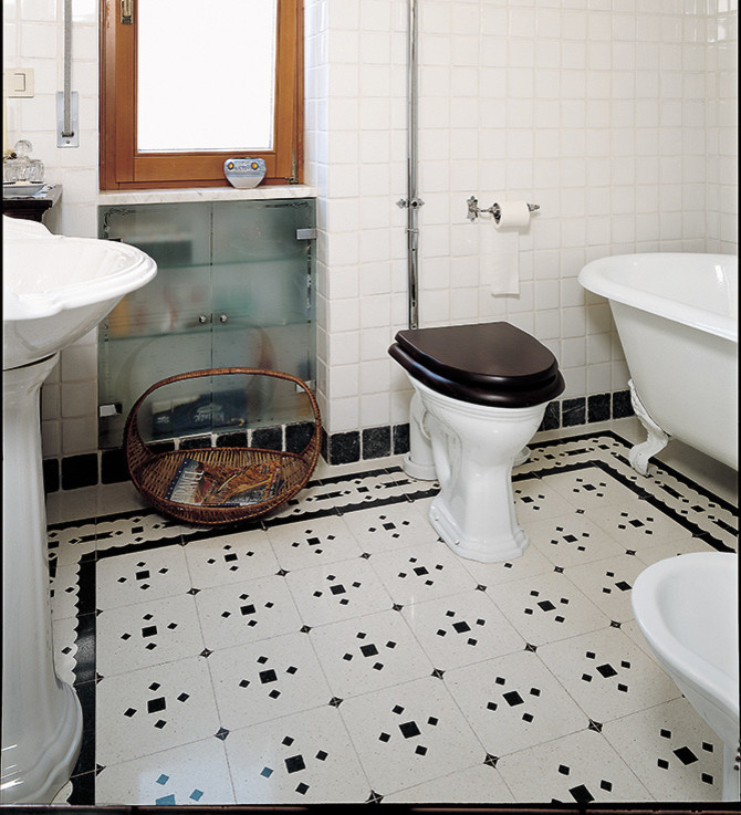 Свежая идея для дизайна: маленькая главная ванная комната в классическом стиле с стеклянными фасадами, ванной на ножках, раздельным унитазом, белой плиткой, плиткой мозаикой, белыми стенами, мраморным полом, раковиной с пьедесталом и мраморной столешницей для на участке и в саду - отличное фото интерьера