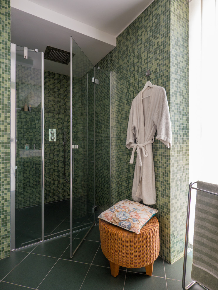 На фото: маленькая главная ванная комната в современном стиле с плоскими фасадами, светлыми деревянными фасадами, душем в нише, раздельным унитазом, зеленой плиткой, плиткой мозаикой, зелеными стенами, полом из керамической плитки, раковиной с несколькими смесителями, столешницей из плитки, зеленым полом, душем с распашными дверями и зеленой столешницей для на участке и в саду с