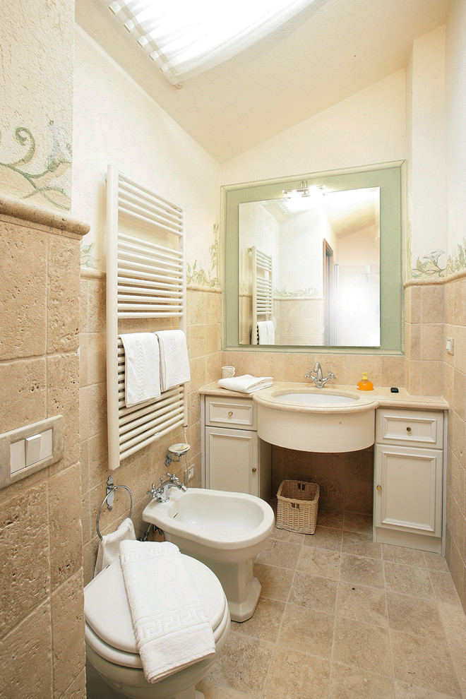 Idee per una piccola stanza da bagno country con ante bianche, piastrelle in pietra e ante con riquadro incassato