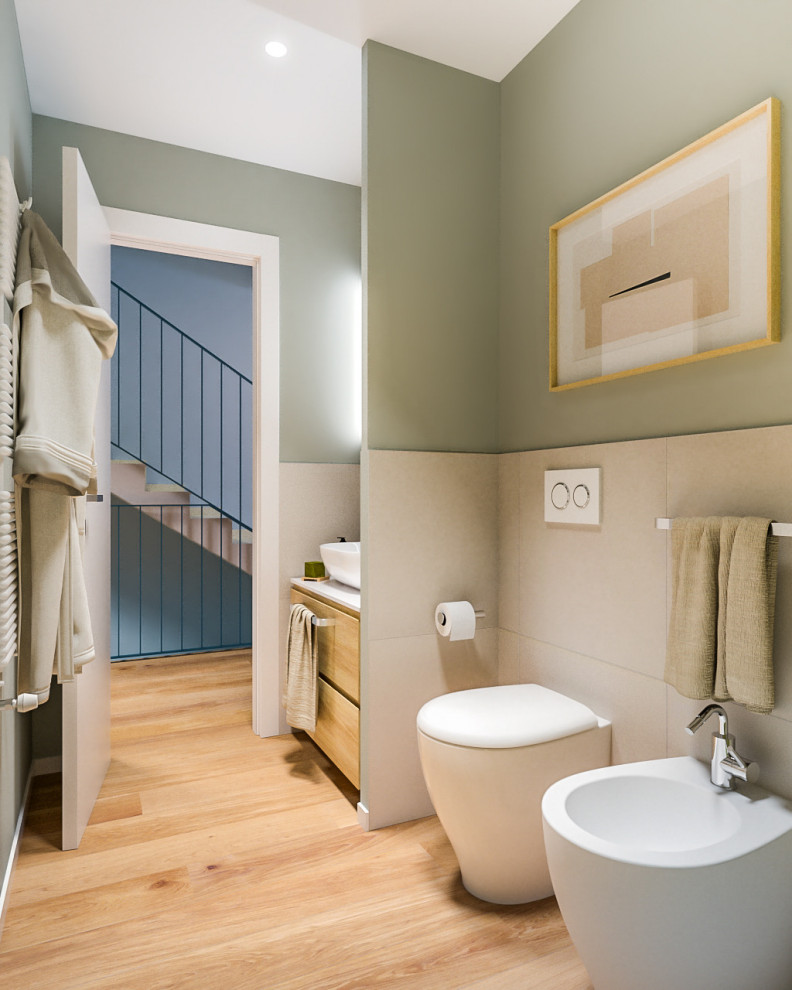 Стильный дизайн: маленькая ванная комната в современном стиле с плоскими фасадами, светлыми деревянными фасадами, душем в нише, раздельным унитазом, разноцветной плиткой, керамогранитной плиткой, зелеными стенами, светлым паркетным полом, душевой кабиной, настольной раковиной, столешницей из ламината, душем с раздвижными дверями, белой столешницей, тумбой под одну раковину, подвесной тумбой и многоуровневым потолком для на участке и в саду - последний тренд