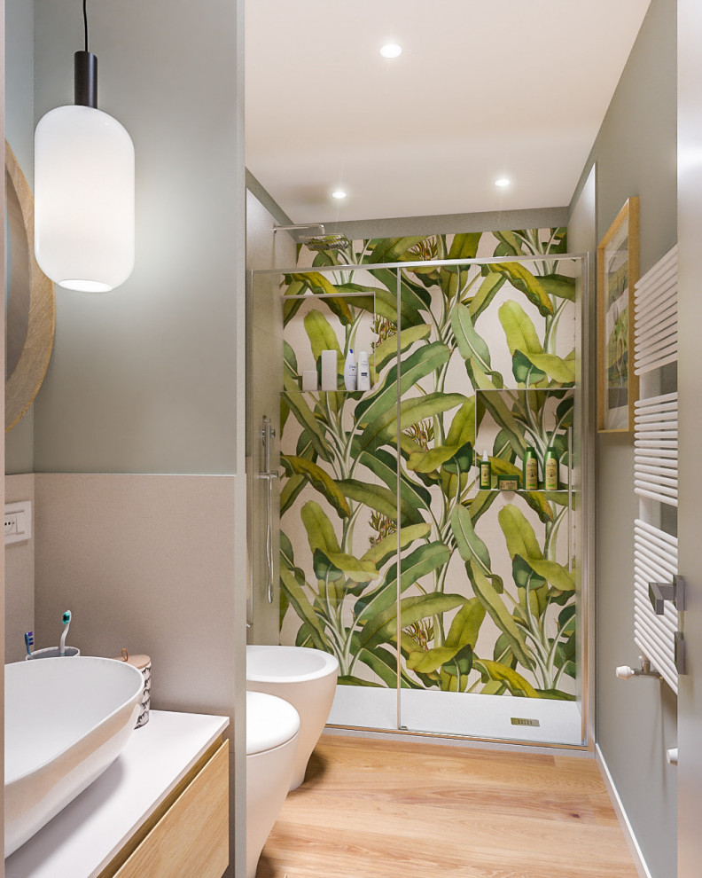 Источник вдохновения для домашнего уюта: маленькая ванная комната в современном стиле с плоскими фасадами, светлыми деревянными фасадами, душем в нише, раздельным унитазом, разноцветной плиткой, керамогранитной плиткой, зелеными стенами, светлым паркетным полом, душевой кабиной, настольной раковиной, столешницей из ламината, душем с раздвижными дверями, белой столешницей, тумбой под одну раковину, подвесной тумбой и многоуровневым потолком для на участке и в саду