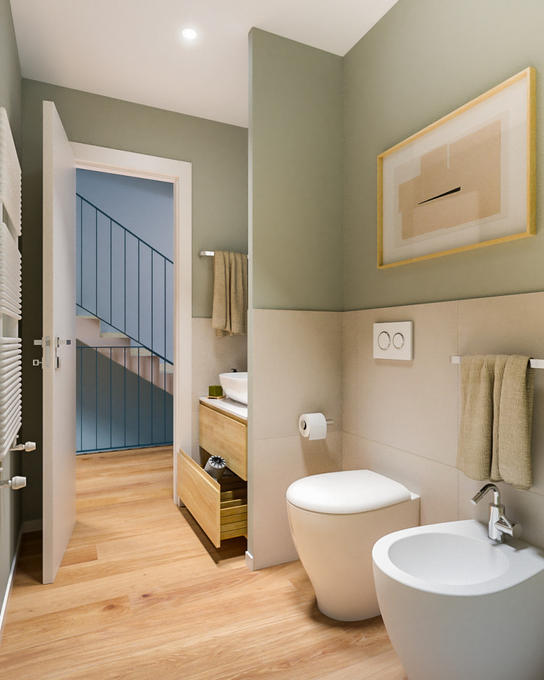 Свежая идея для дизайна: маленькая ванная комната в современном стиле с плоскими фасадами, светлыми деревянными фасадами, душем в нише, раздельным унитазом, разноцветной плиткой, керамогранитной плиткой, зелеными стенами, светлым паркетным полом, душевой кабиной, настольной раковиной, столешницей из ламината, душем с раздвижными дверями, белой столешницей, тумбой под одну раковину, подвесной тумбой и многоуровневым потолком для на участке и в саду - отличное фото интерьера