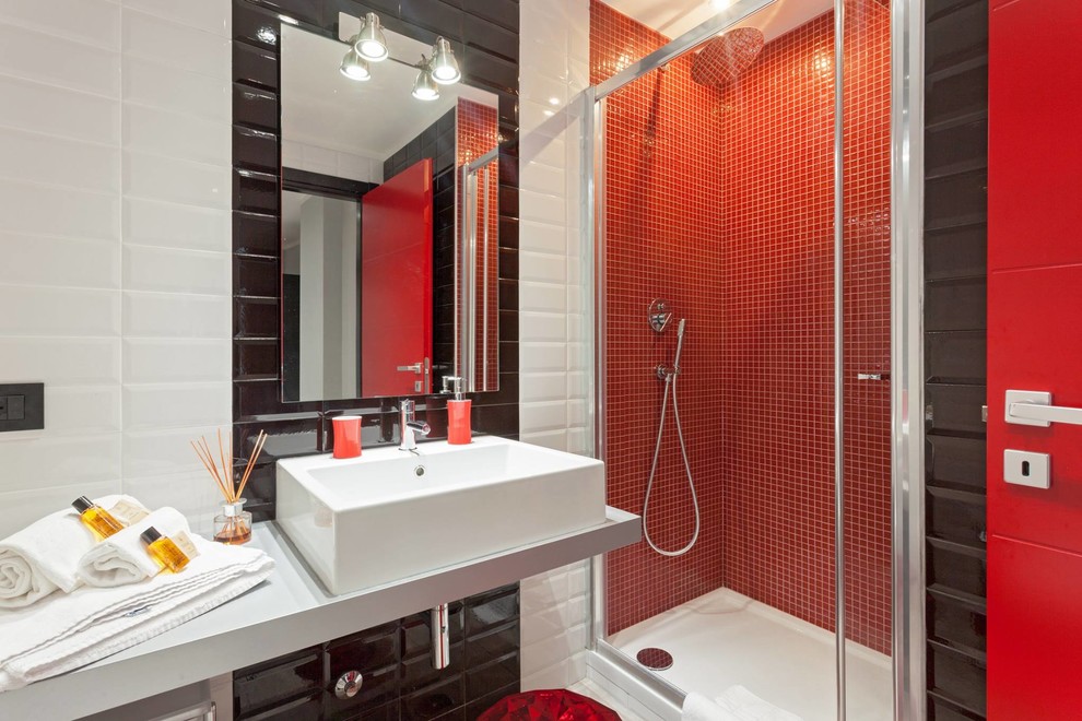 Idee per una piccola stanza da bagno con doccia industriale con piastrelle rosa, piastrelle in gres porcellanato, pareti bianche, pavimento in gres porcellanato e pavimento grigio