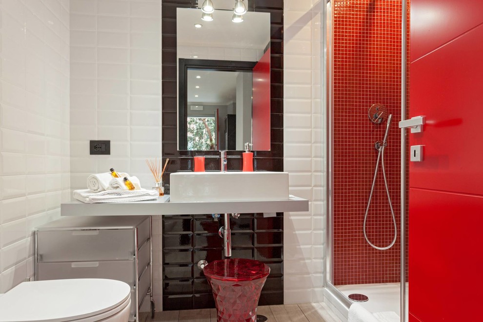 Idee per una piccola stanza da bagno con doccia industriale con ante grigie, WC a due pezzi, pistrelle in bianco e nero, piastrelle in gres porcellanato e pavimento in gres porcellanato