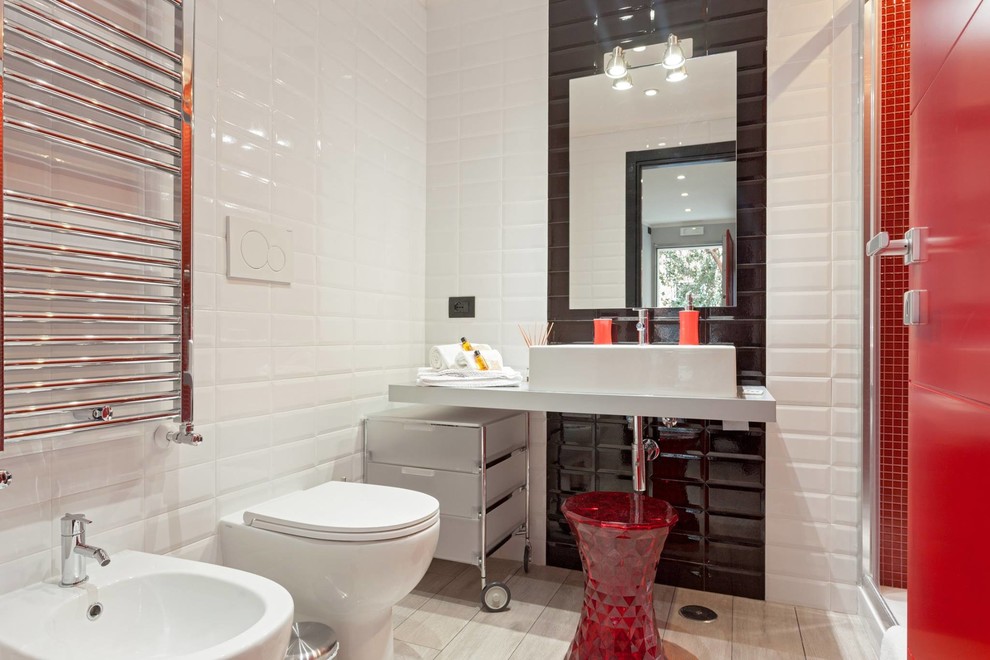 Exempel på ett litet industriellt badrum med dusch, med grå skåp, en toalettstol med separat cisternkåpa, svart och vit kakel, röd kakel, porslinskakel, klinkergolv i porslin, bänkskiva i rostfritt stål och ett avlångt handfat