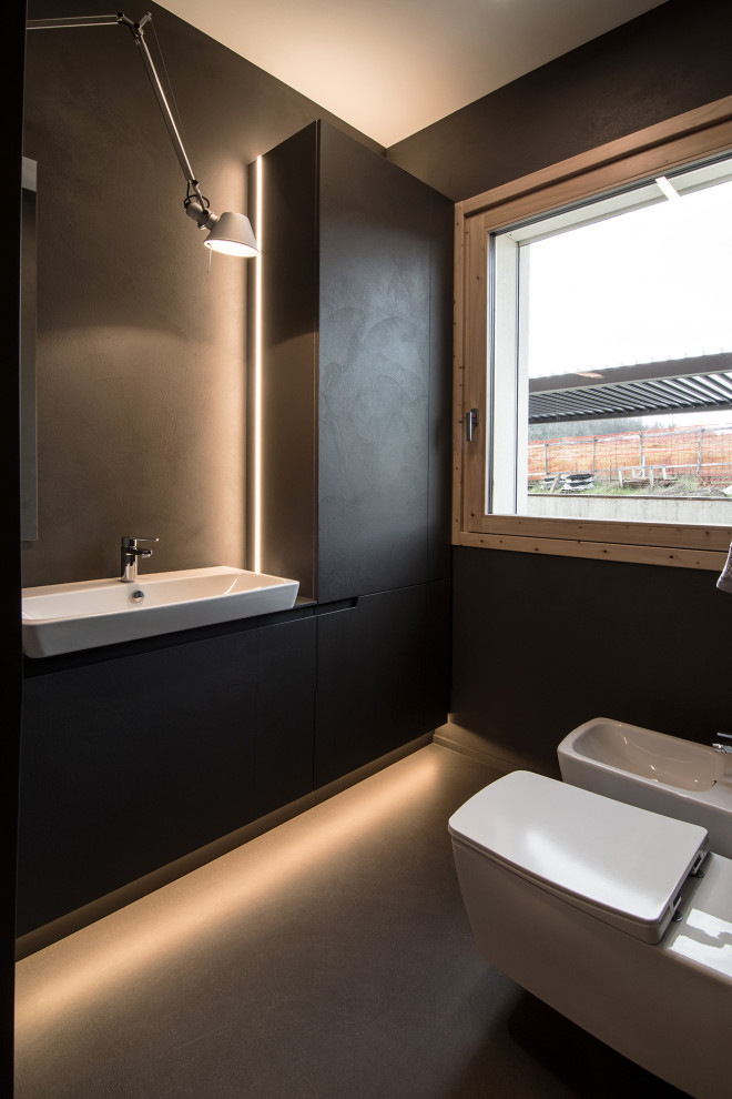 Ispirazione per una stanza da bagno con doccia industriale di medie dimensioni con ante lisce, ante grigie, top in cemento e top grigio