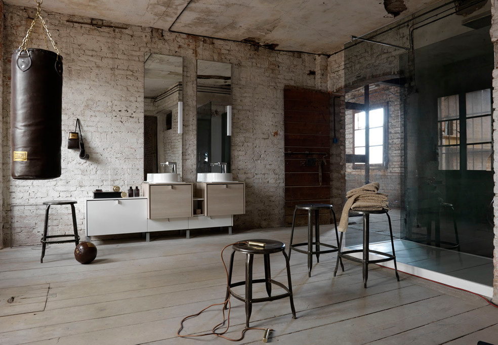 Idee per un'ampia stanza da bagno industriale con ante con riquadro incassato, ante beige e lavabo a bacinella