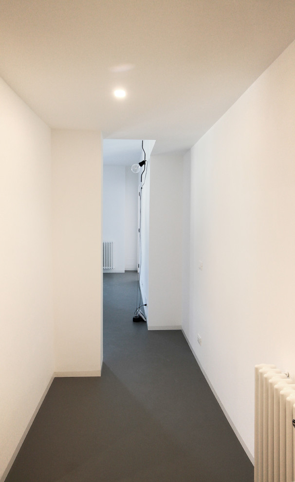 Esempio di una piccola stanza da bagno contemporanea con pareti bianche, pavimento in cemento e pavimento grigio