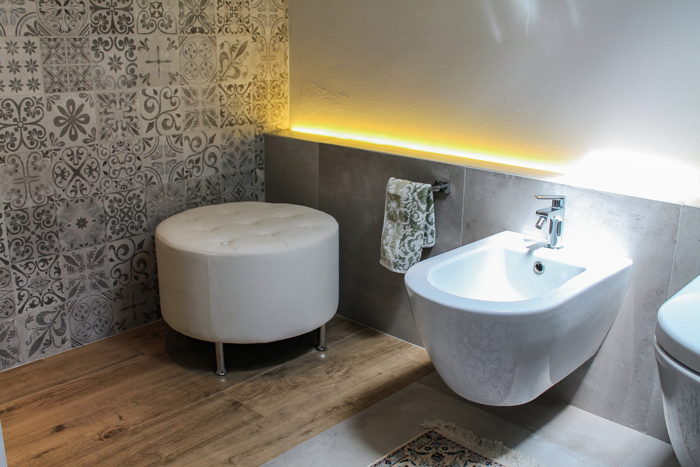 На фото: ванная комната среднего размера в стиле фьюжн