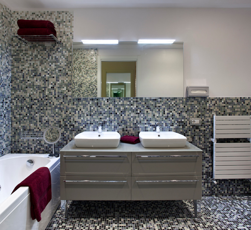 Idee per una stanza da bagno design con vasca freestanding, piastrelle multicolore, piastrelle a mosaico, pareti bianche, pavimento con piastrelle a mosaico e lavabo a bacinella