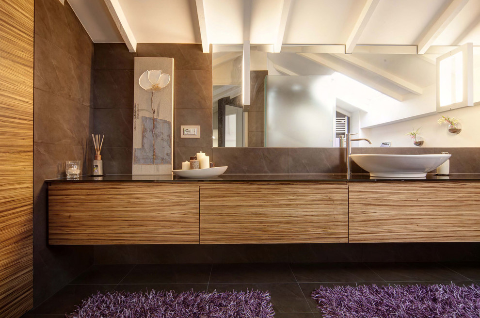 Imagen de cuarto de baño contemporáneo con armarios con paneles lisos, puertas de armario de madera oscura, aseo y ducha y lavabo sobreencimera