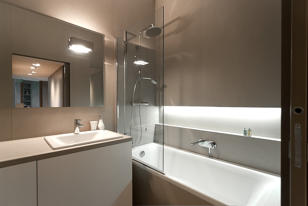 Идея дизайна: ванная комната в современном стиле с плоскими фасадами, серыми фасадами, угловой ванной, душем над ванной, серыми стенами, душевой кабиной, накладной раковиной, столешницей из искусственного камня и открытым душем