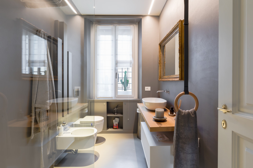 Exemple d'une salle de bain tendance avec un placard à porte plane, des portes de placard blanches, un mur gris, une vasque, un plan de toilette en bois, un sol gris et un plan de toilette marron.