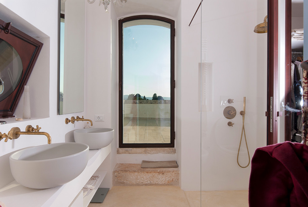 Immagine di una grande stanza da bagno padronale mediterranea con nessun'anta, ante bianche, doccia aperta, pareti bianche, lavabo a bacinella, pavimento beige e top bianco