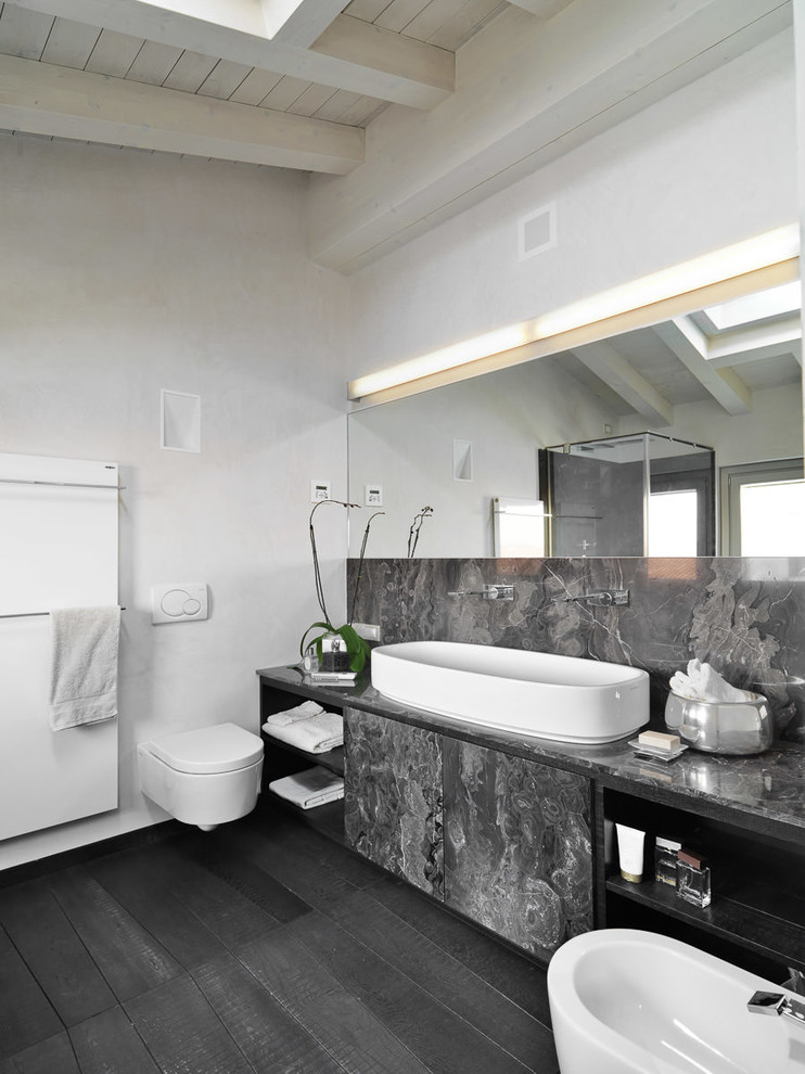 Пример оригинального дизайна: ванная комната среднего размера в современном стиле с плоскими фасадами, белыми стенами, темным паркетным полом, настольной раковиной, мраморной столешницей и инсталляцией