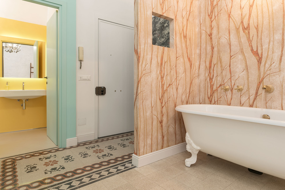 Ejemplo de cuarto de baño principal ecléctico con bañera con patas, paredes multicolor, lavabo suspendido y suelo multicolor