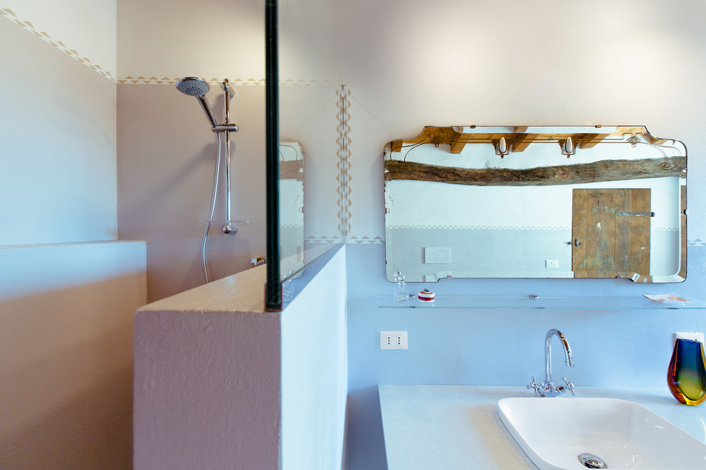Idéer för att renovera ett mellanstort lantligt badrum