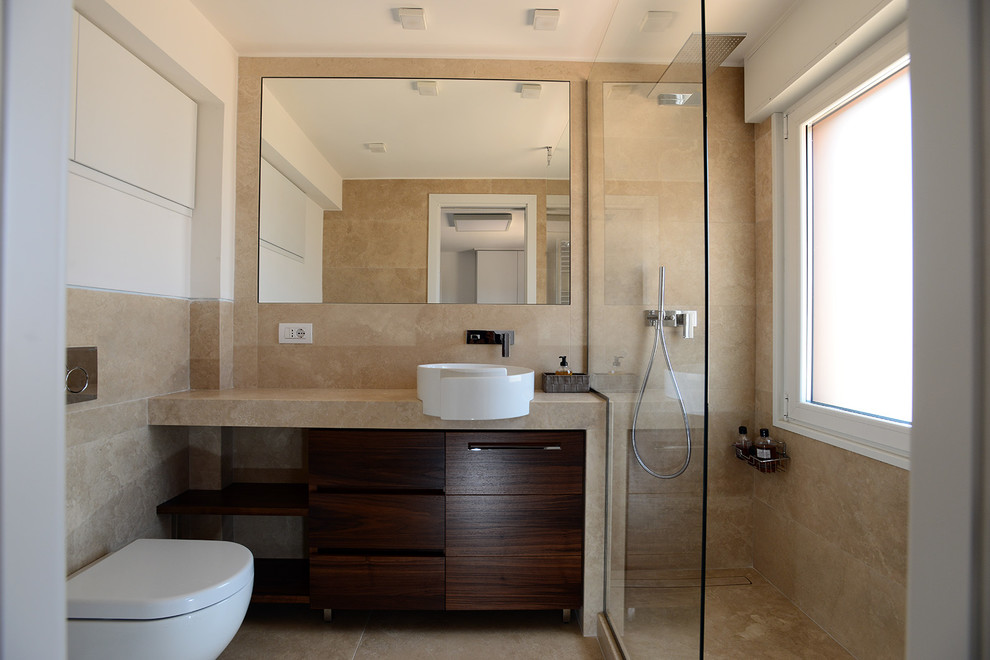 Idéer för funkis badrum med dusch, med släta luckor, skåp i mörkt trä, en hörndusch, en vägghängd toalettstol, beige kakel, vita väggar, ett fristående handfat, beiget golv och dusch med skjutdörr