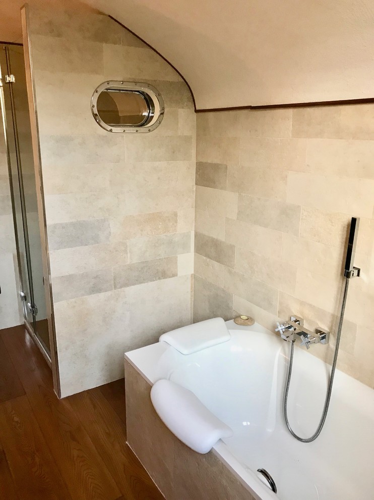 На фото: маленькая главная ванная комната в стиле фьюжн с ванной в нише, душем без бортиков, настольной раковиной и душем с распашными дверями для на участке и в саду с