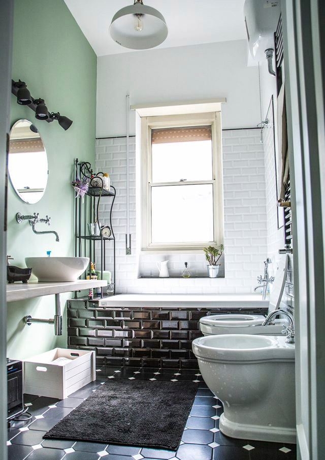 Immagine di una piccola stanza da bagno stile shabby con vasca da incasso, pistrelle in bianco e nero, piastrelle diamantate, pareti bianche, pavimento con piastrelle in ceramica e lavabo a bacinella