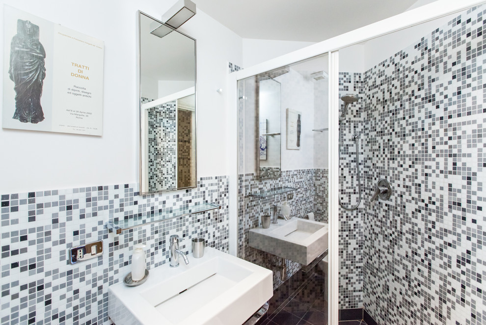 Modern inredning av ett mellanstort badrum med dusch, med en hörndusch, grå kakel, mosaik, vita väggar, ett avlångt handfat och dusch med skjutdörr