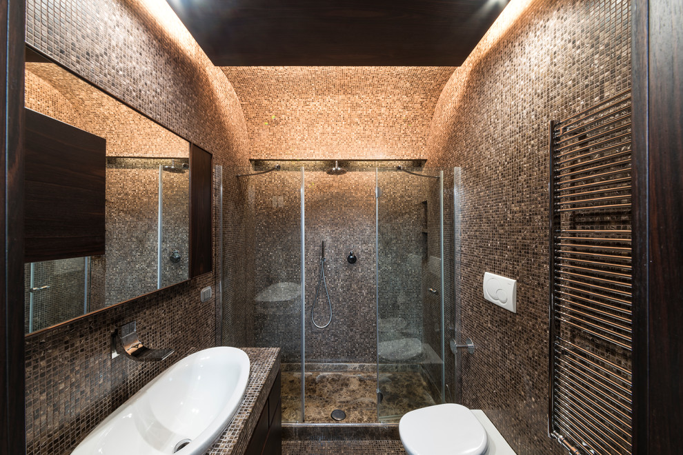 Idéer för små funkis badrum med dusch, med luckor med profilerade fronter, skåp i mörkt trä, en kantlös dusch, en toalettstol med separat cisternkåpa, flerfärgad kakel, mosaik, mosaikgolv, ett nedsänkt handfat, marmorbänkskiva, flerfärgat golv och dusch med skjutdörr