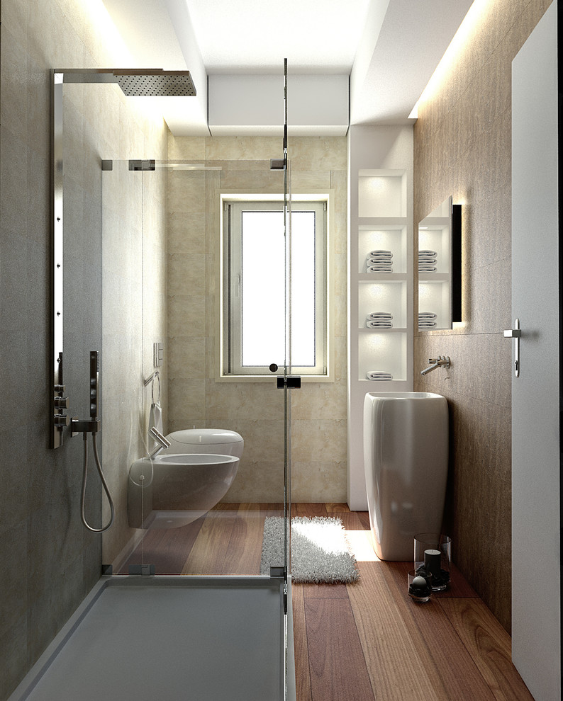 Идея дизайна: маленькая ванная комната в современном стиле с угловым душем, бежевой плиткой, коричневыми стенами, паркетным полом среднего тона, душевой кабиной, раковиной с пьедесталом, инсталляцией и открытым душем для на участке и в саду