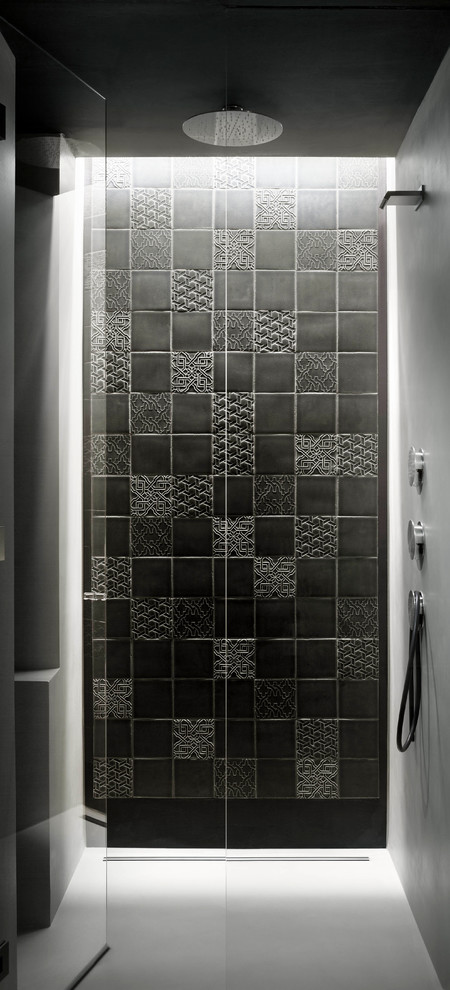 Пример оригинального дизайна: ванная комната в современном стиле с душем без бортиков