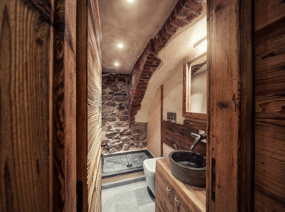 Идея дизайна: главная ванная комната среднего размера в стиле рустика с открытым душем, бежевыми стенами и открытым душем