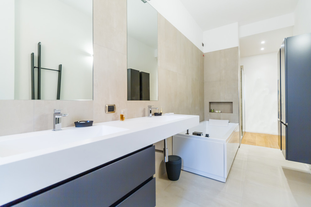 Ispirazione per una grande stanza da bagno padronale minimalista con ante lisce, vasca ad alcova, vasca/doccia e doccia aperta