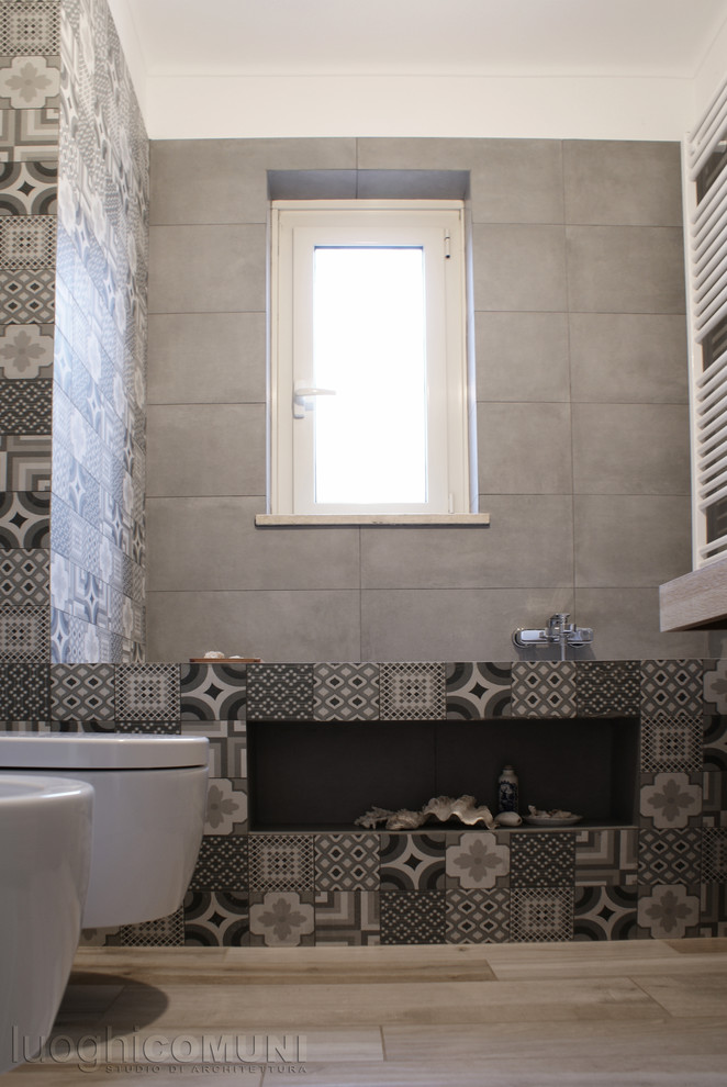 Inspiration pour une salle de bain principale minimaliste en bois clair de taille moyenne avec une baignoire en alcôve, WC séparés, un carrelage gris, des carreaux de porcelaine, un mur gris, un sol en carrelage de porcelaine, une vasque, un plan de toilette en bois, un sol beige et un plan de toilette beige.