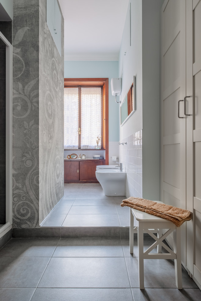 Источник вдохновения для домашнего уюта: маленькая ванная комната в современном стиле с фасадами с утопленной филенкой, угловым душем, унитазом-моноблоком, белой плиткой, керамогранитной плиткой, синими стенами, полом из керамогранита, душевой кабиной, раковиной с пьедесталом, серым полом, душем с раздвижными дверями и белой столешницей для на участке и в саду