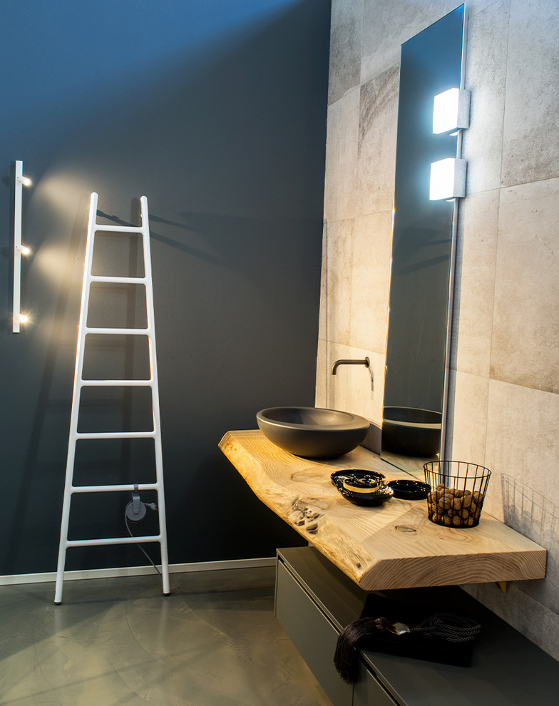 Bild på ett mellanstort funkis en-suite badrum, med grå skåp, grå kakel, porslinskakel, svarta väggar, betonggolv, ett fristående handfat, träbänkskiva och grått golv
