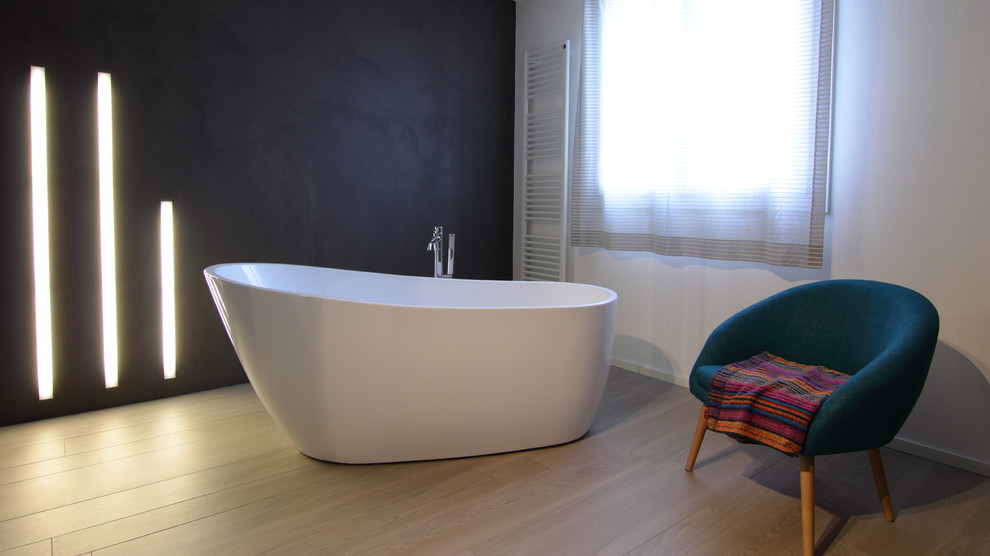 Пример оригинального дизайна: огромная главная ванная комната в стиле модернизм с отдельно стоящей ванной, душем без бортиков, раздельным унитазом, красными стенами, накладной раковиной, столешницей из искусственного камня и душем с распашными дверями