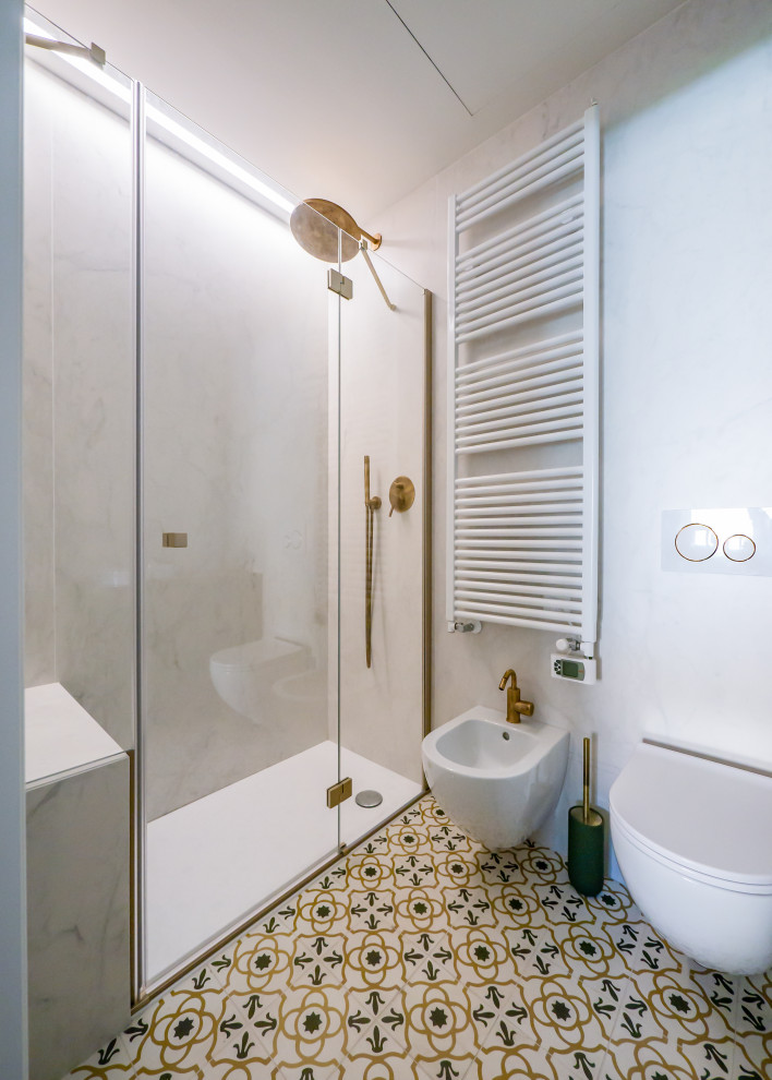 Modern inredning av ett grön grönt en-suite badrum, med släta luckor, gröna skåp, en dusch i en alkov, en toalettstol med separat cisternkåpa, vit kakel, porslinskakel, vita väggar, cementgolv, ett fristående handfat, träbänkskiva, flerfärgat golv och dusch med gångjärnsdörr