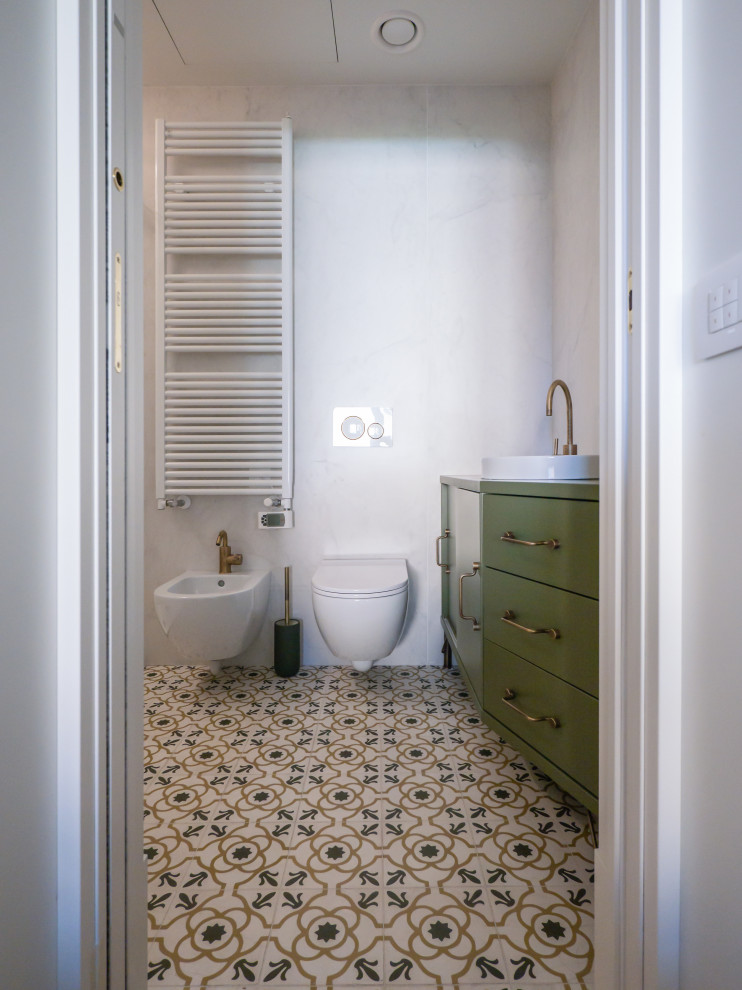 Свежая идея для дизайна: маленькая главная ванная комната в современном стиле с плоскими фасадами, зелеными фасадами, душем в нише, раздельным унитазом, белой плиткой, керамогранитной плиткой, белыми стенами, полом из цементной плитки, настольной раковиной, столешницей из дерева, разноцветным полом, душем с распашными дверями и зеленой столешницей для на участке и в саду - отличное фото интерьера