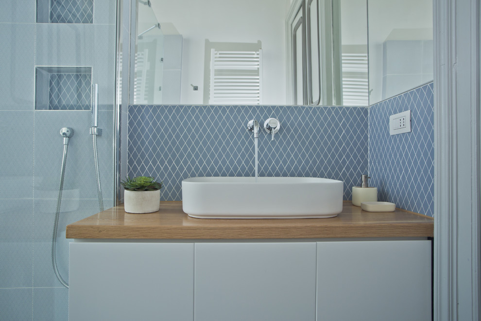 Idéer för att renovera ett funkis badrum, med blå kakel och keramikplattor