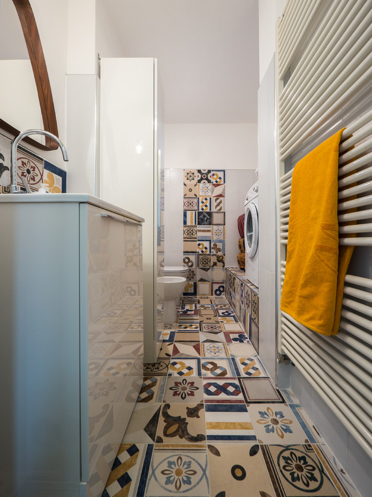 Свежая идея для дизайна: маленькая ванная комната в стиле фьюжн с плоскими фасадами, белыми фасадами, разноцветными стенами и полом из керамической плитки для на участке и в саду - отличное фото интерьера
