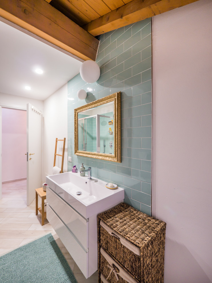 Стильный дизайн: ванная комната в современном стиле с белыми фасадами, синей плиткой, душевой кабиной, белой столешницей и зеркалом с подсветкой - последний тренд
