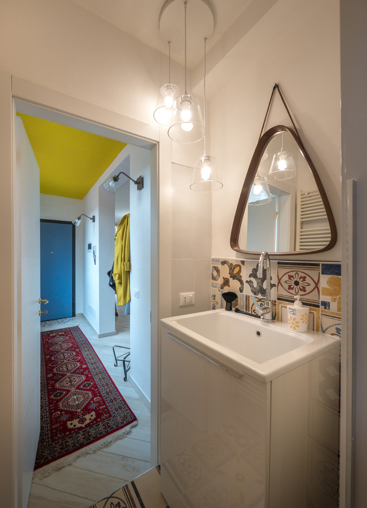 Immagine di una piccola stanza da bagno eclettica con ante lisce, ante bianche, pareti multicolore e pavimento con piastrelle in ceramica