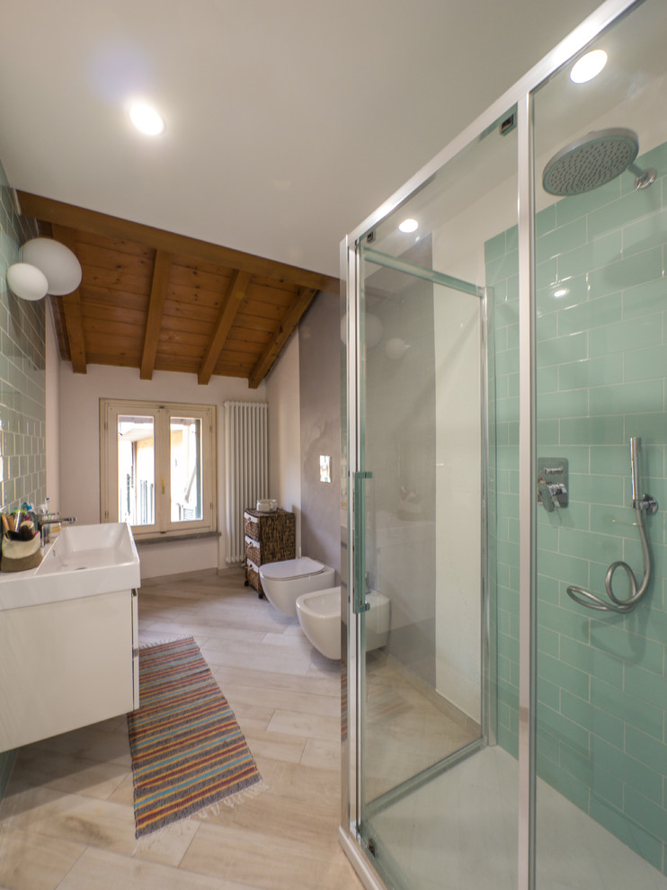 Bild på ett mellanstort eklektiskt badrum med dusch, med släta luckor, vita skåp, en hörndusch, en toalettstol med separat cisternkåpa, grön kakel, keramikplattor, grå väggar, klinkergolv i porslin och ett konsol handfat