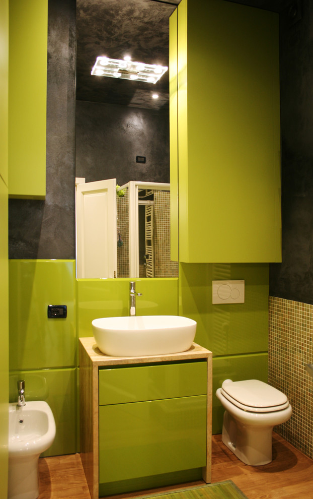Foto di una stanza da bagno con doccia design di medie dimensioni con ante lisce, ante verdi, doccia a filo pavimento, WC a due pezzi, piastrelle verdi, piastrelle a mosaico, parquet chiaro, lavabo a bacinella e top in marmo
