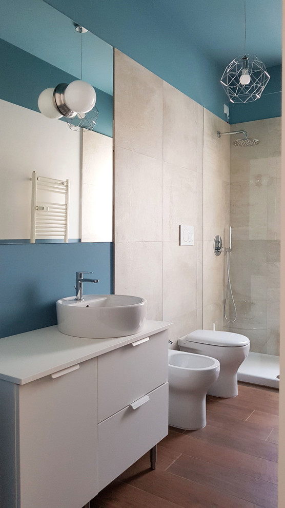 Idee per una stanza da bagno design di medie dimensioni con ante lisce, ante bianche, doccia a filo pavimento, WC a due pezzi, piastrelle beige, piastrelle in gres porcellanato, pareti blu, pavimento in gres porcellanato, lavabo a bacinella, top in laminato, pavimento marrone e top bianco