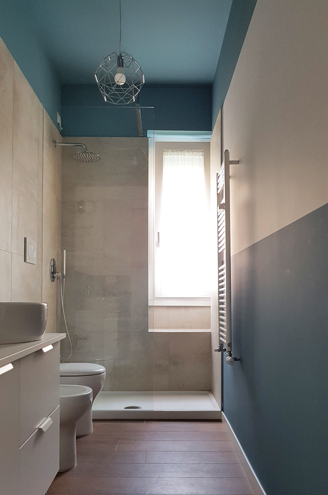 Aménagement d'une salle de bain contemporaine de taille moyenne avec un placard à porte plane, des portes de placard blanches, une douche à l'italienne, WC séparés, un carrelage beige, des carreaux de porcelaine, un mur bleu, un sol en carrelage de porcelaine, une vasque, un plan de toilette en stratifié, un sol marron et un plan de toilette blanc.