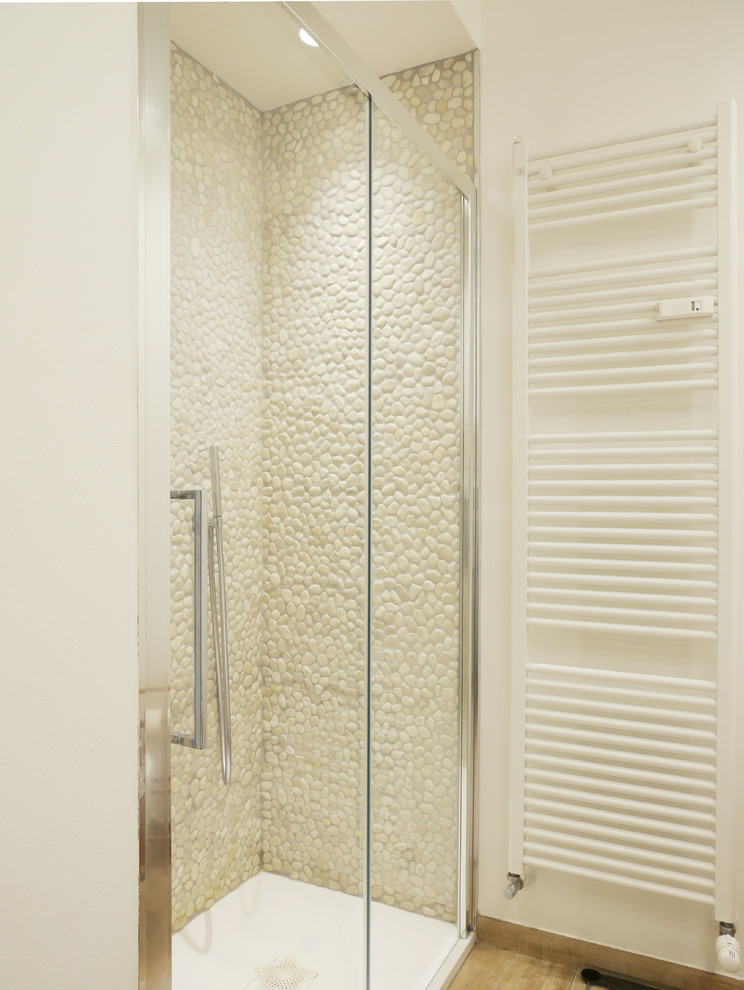 Modern inredning av ett litet en-suite badrum, med öppna hyllor, svarta skåp, en dusch i en alkov, en bidé, vit kakel, vita väggar, ljust trägolv, ett fristående handfat, beiget golv och dusch med skjutdörr