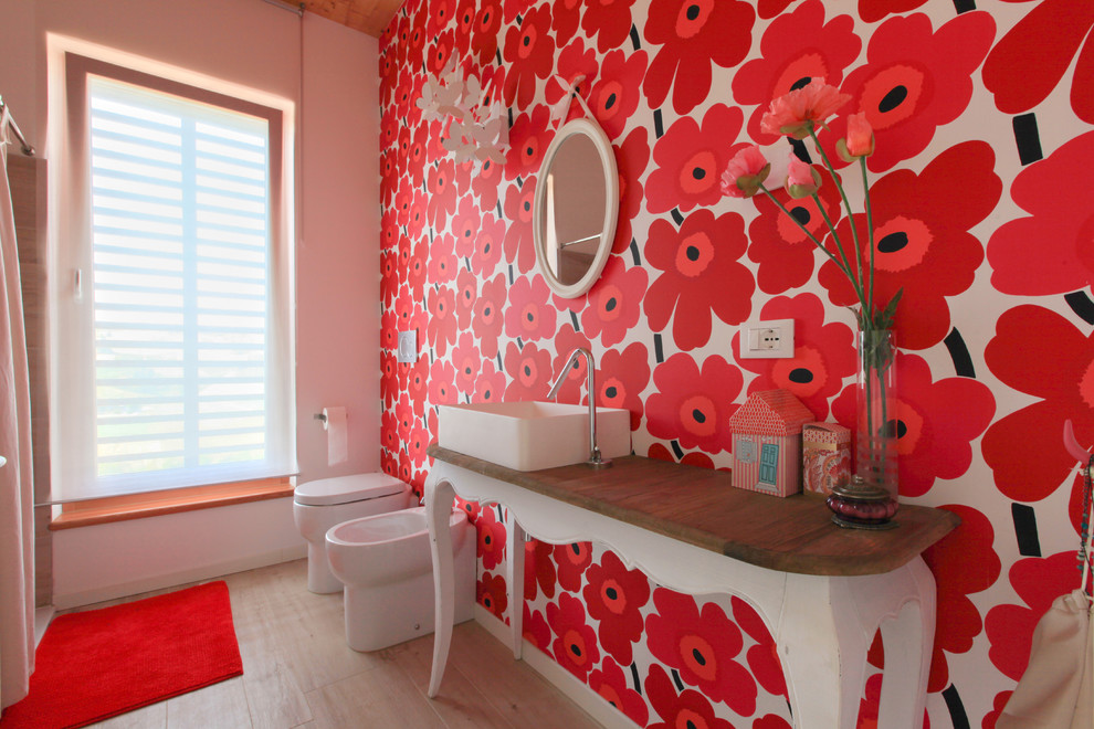 Inspiration för ett mellanstort eklektiskt brun brunt badrum med dusch, med möbel-liknande, en bidé, röda väggar, mellanmörkt trägolv, ett fristående handfat, träbänkskiva och beiget golv